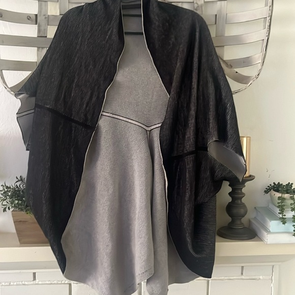 Lululemon reversible exaltation wrap - Picture 2 of 5